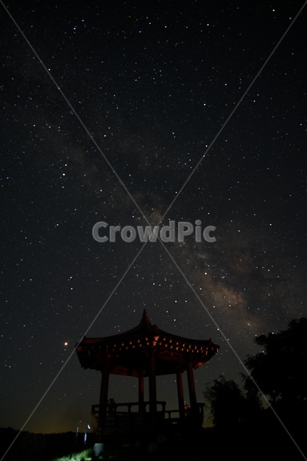 은하수,밤하늘,별,정자,천체,나무,하늘,야경,전통,산,건축,milkyway,architecture,star,sky,midnight,nightsky,천체관측,관측대,전망대,여름밤,자연,야경,밤,풍경,nightscape,night,landscape,한국전통,한국문화,korean traditional,korean culture,건축물,건물외관,exterior,building,structure,architecture,construction,outdoors,옥외
