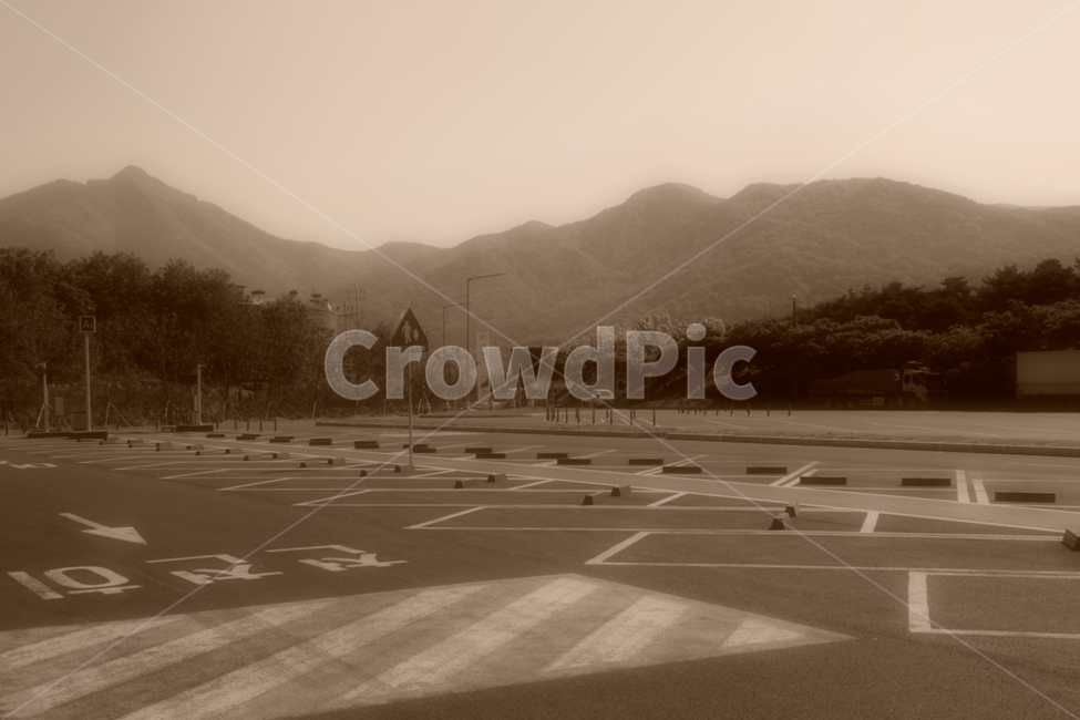 parkinglot,주차장,자동차,주차,교통,transportation,차,car,parking,자연,풍경,nature,landscape,흑백,모노톤,monochrome,black and white,vehicle,차량,automobile,parking lot