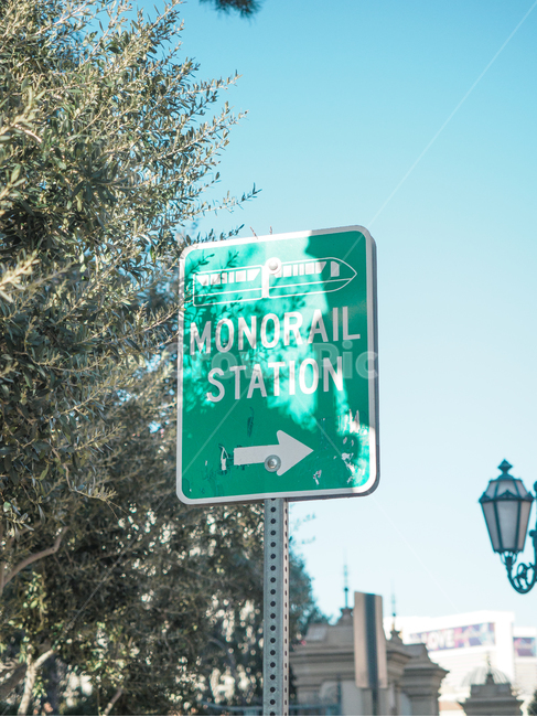 표지판,하늘,전철,모노레일,sky,train,monorail,sign,noticification,notice