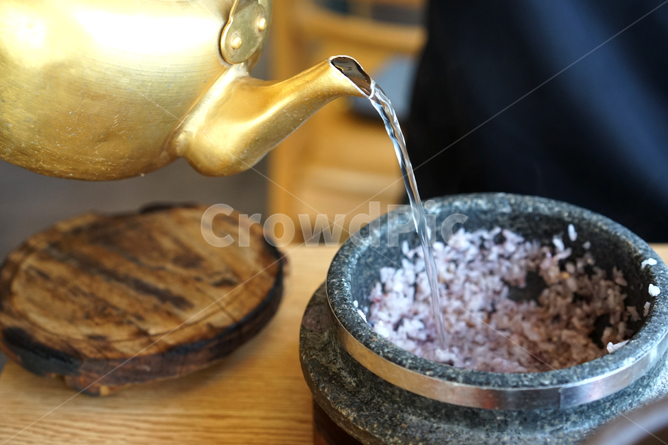 한식,요리,음식,식사,밥,돌솥밥,돌솥,주전자,누룽지,음식,식재료,요리,food,cook,meal,dishes,food reserves,한식,한국음식,한국요리,korean food,korean dishes,korean meal,korean cook