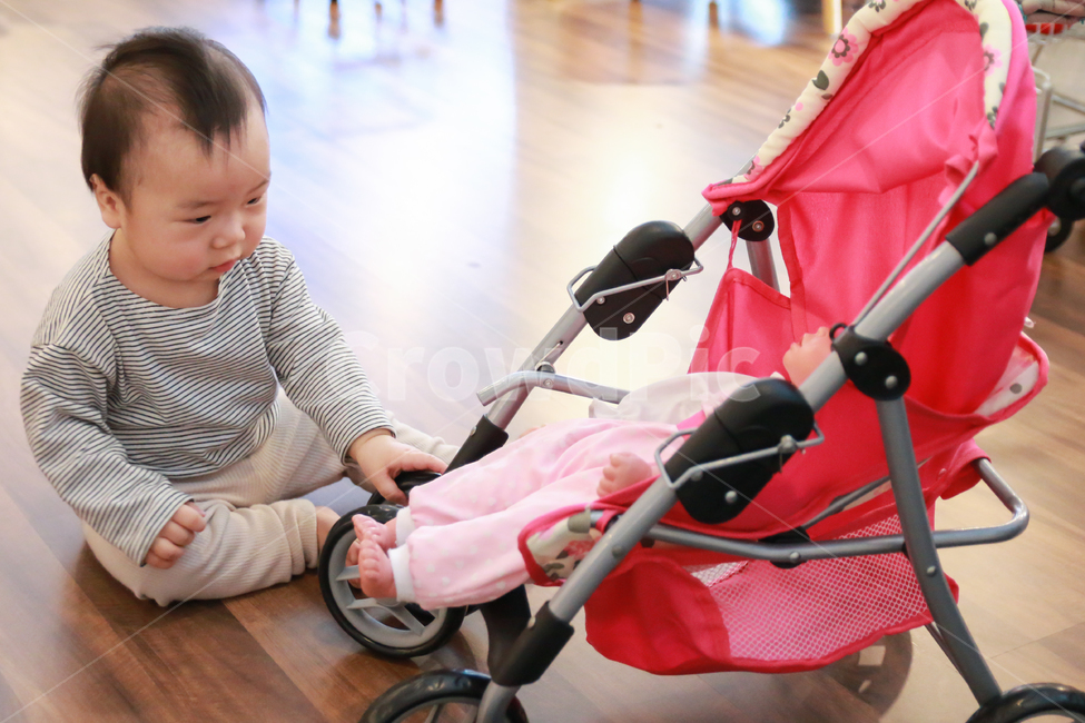 아기,애기,유모차,인형,장난감,키즈카페,어린이,한살,남자,남자아기,작은,귀여운,어린,육아,놀이,사람,인물,모델,나무바닥,마루바닥,가족,사람,인물,인간,human,person,영유아,아기,애기,아이,infants,baby