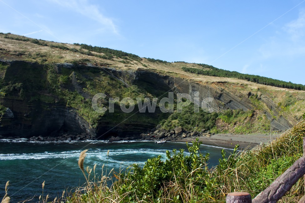 nature,자연,outdoors,옥외,water,물,shoreline,해안선,ocean,대양,sea,바다,보트,파도,절벽,해안
