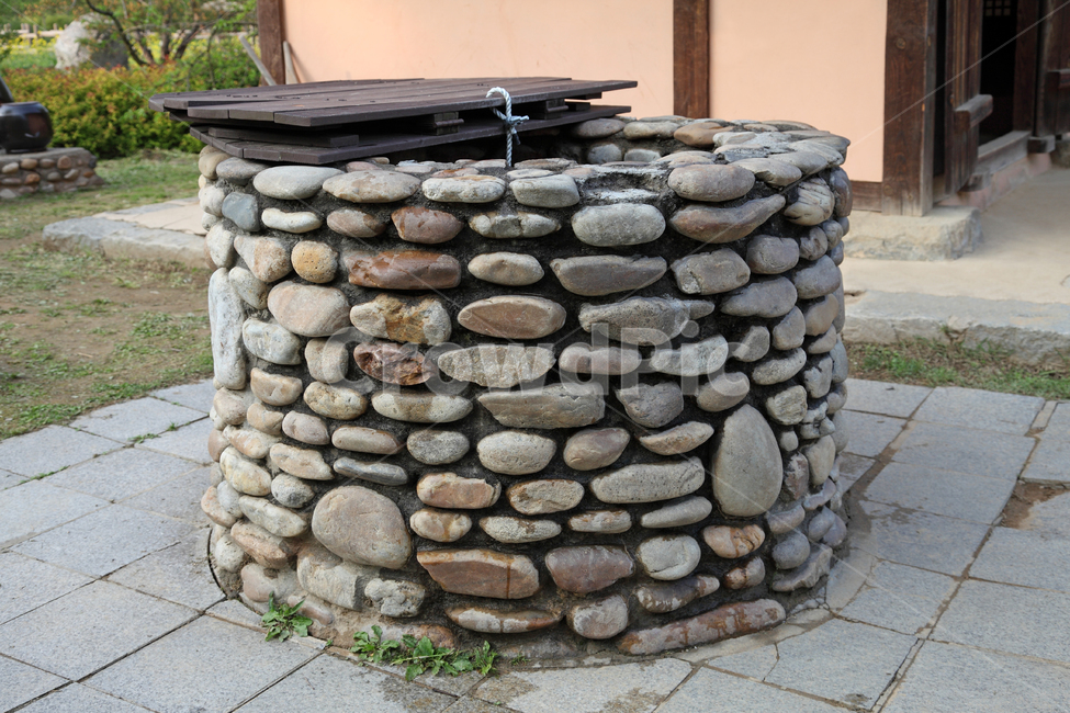 우물,돌,한국,전통,한국전통,민속,오래된,옛날,물,식수,음료수,지하수,생활용수,용수,생수,끈,빈티지,엔틱,문화,한국전통,한국문화,korean traditional,korean culture,사물,물건,오브젝트,thing,object,matter