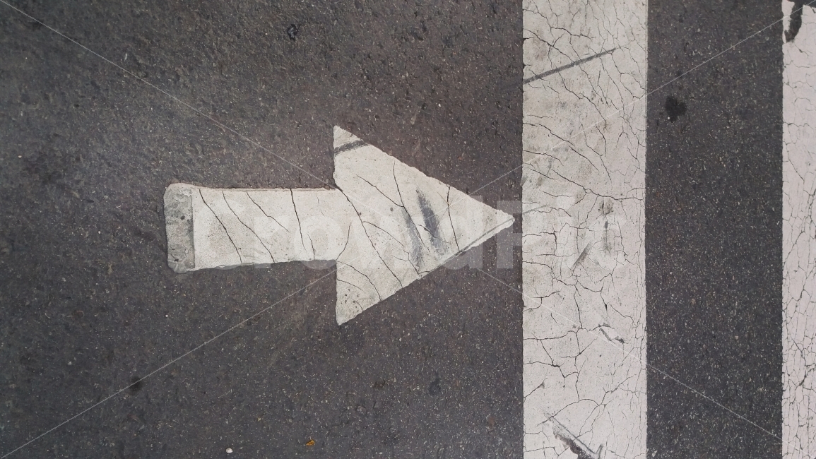 화살표,이정표,표시,횡당보도,팻말,교통,교통수단,traffic,transportation,asphalt,아스팔트,road,도로