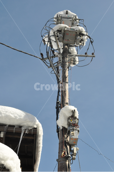 winter telephone pole,Japanese telephone pole,telegraph pole,icicle,electric wire