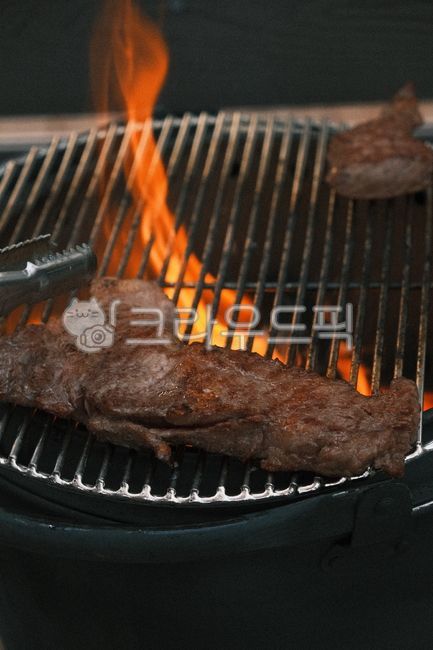 BBQ,beef,meat,fire gazing,fire pit,BBQ party,dinner,family meal,fire pit grill,charcoal-grilled meat,charcoal