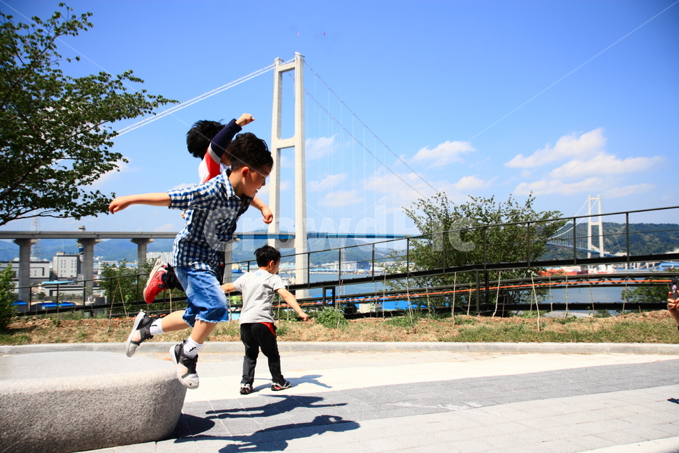 고래박물관,어린이,고래축제,장생포,울산대교,어린이날,야외활동,울산,아이,친구,아이들,꼬마,활기찬,점프,순수한,동심,발랄한,역동적,사람,인물,인간,human,person,어린이,어린아이,child,children,kid