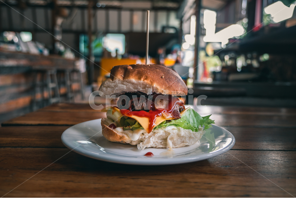 수제버거,햄버거,버거,베이컨,치즈,소고기,패티,비프,베이컨치즈버거,비프버거,양상추,비프패티,치즈버거,burger,beef,bacon,cheese,hamburger,나무테이블,클로즈업,음식점,레스토랑,아메리칸푸드,음식,식재료,요리,food,cook,meal,dishes,food reserves,빵,bread,양식,서양음식,서양요리,western food,western dishes,western meal,western cook,감성,sensible,feeling