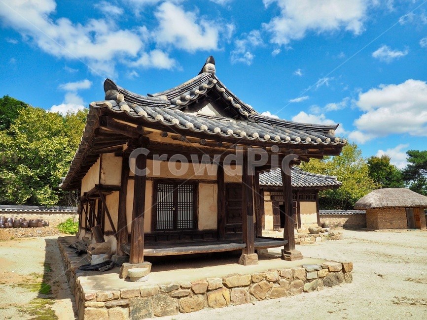 한옥,한국,대한민국,한국전통집,전통,기와,기와집,지붕,기와지붕,하늘,구름,맑은,맑은하늘,민속촌,주거건물,아시아,한국문화,한국전통,한국문화,korean traditional,korean culture,건축물,건물외관,exterior,building,structure,architecture,construction