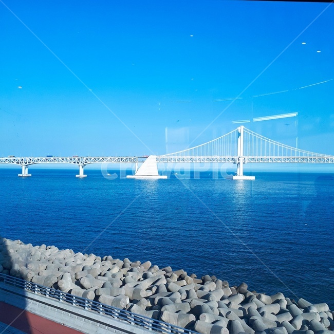 바다,하늘,여름,하늘색,파란색,자연,풍경,nature,landscape,building,건물,bridge,다리