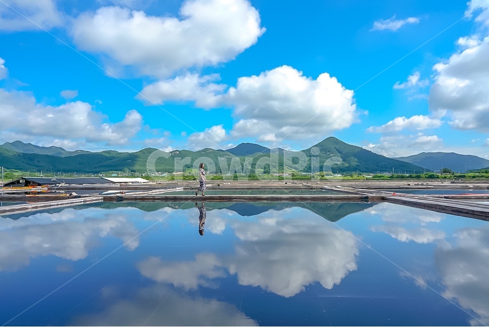 구름,반영,염전,cloud,풍경,하늘,산,mountain,scenery,인물,여자,human