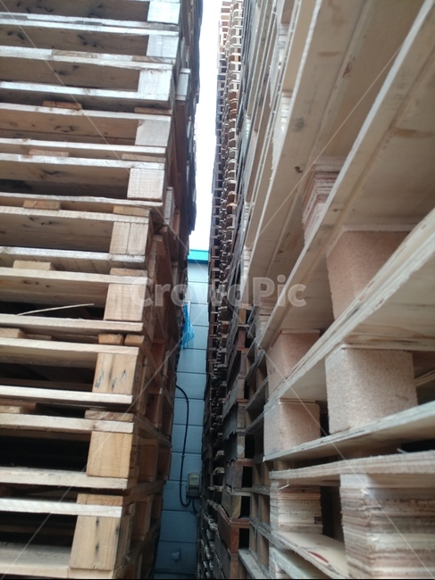 palette,팔레트,파렛트,나무,자재,운반용,하늘,빛,정리,보관,산업,industry,industrial