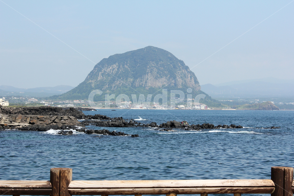한국,대한민국,제주도,섬,성산일출봉,산,난간,울타리,나무기둥,나무,암벽,오션,물,푸른바다,먼산,바위,돌,제주바다,풍경,해안가,바닷가,해변,제주,나무울타리,nature,자연,ocean,sea,바다,해안선,자연,풍경,nature,landscape,한국자연풍경,한국자연경관,korea nature landscape,제주도,jeju,jeju island,outdoors,옥외,land,땅,promontory,곶,대양,water,shoreline