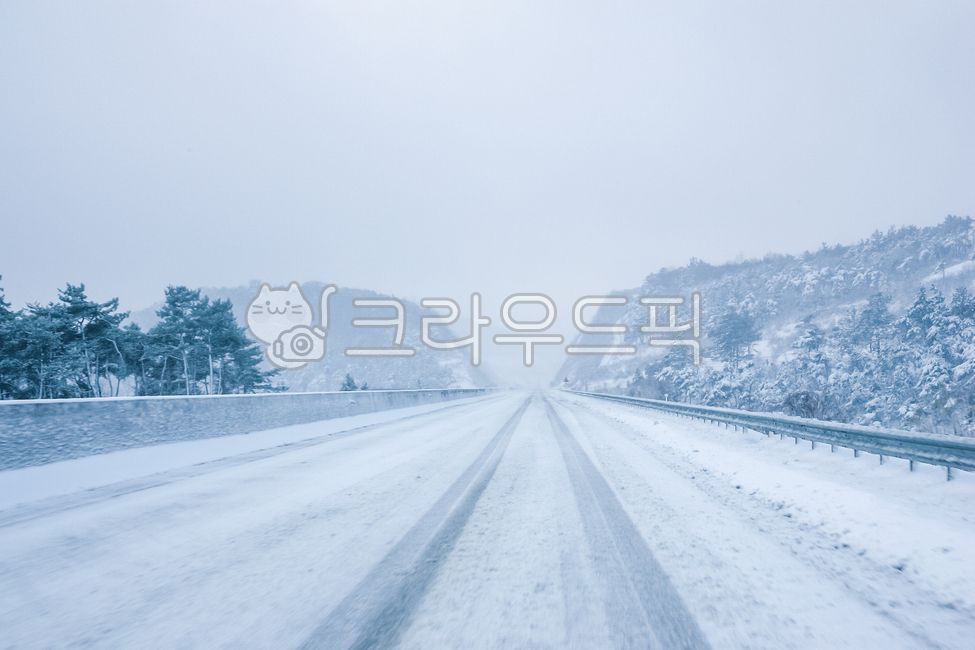 겨울,눈길,고속도로,교통,교통단절,눈,도로,미끄러움,안전운전,염화칼슘,운전,제설,폭설,winter,calciumchloride,driving,heavysnow,highway,road,safedriving,slippery,snow,snowremoval,traffic,trafficcut,outdoors,눈보라,blizzard,야외,outdoor,겨울,계절,winter,season