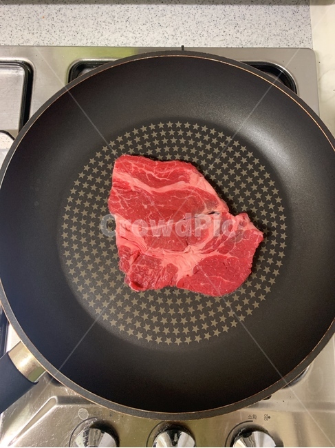 소고기,생고기,고기요리,후라이팬,고기,가스레인지,meat,fryingpan