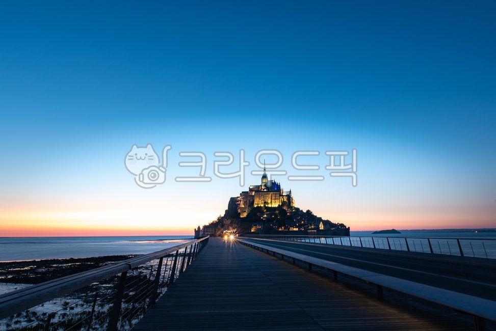 프랑스,몽생미셸,몽생미생,몽생미셀,맑은날,파리근교,architecture,건축물,building,건물,castle,성,노르망디,관광명소,유럽,중세,고성,섬,수도원,풍경,spire,첨탑,tower,탑,steeple,뾰족한탑