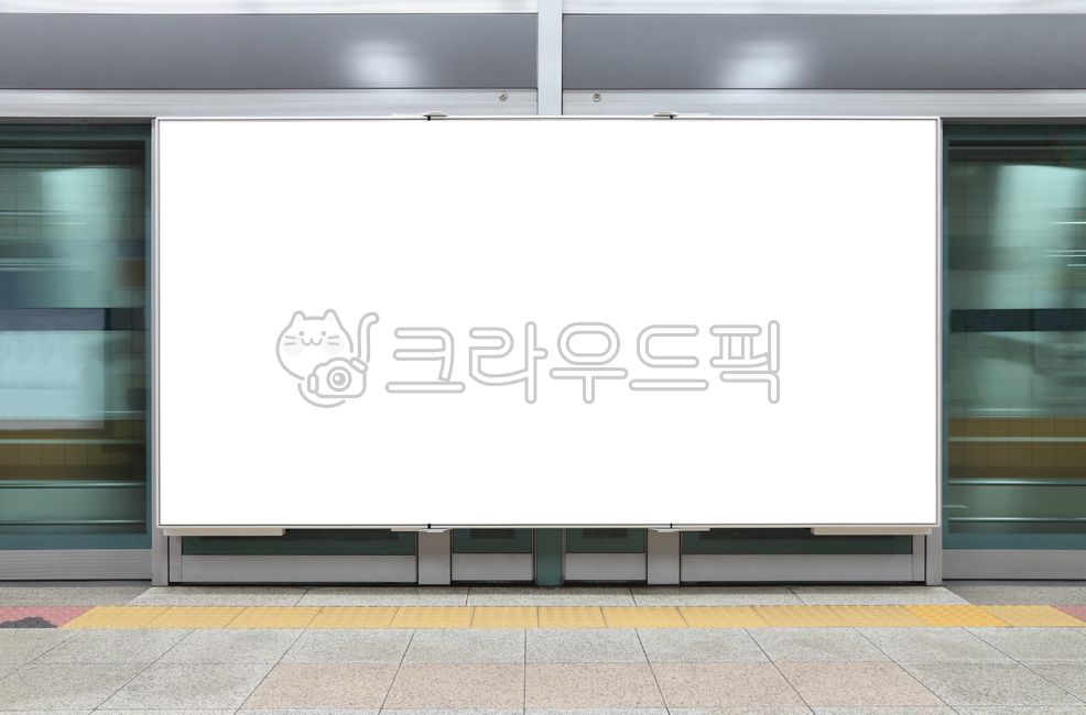 광고,광고판,지하철,전철,간판,디스플레이,애드,전광판,스크린,안내판,싸인,패널,판넬,보드,싸인보드,사인보드,화면,배경,백그라운드,상업,상업광고,실내,안,지하철광고,전철광고,실내광고판,스크린도어,승강장,역,지하철역,전철역,교통,대중교통,하얀,흰,화이트,하얀배경,흰배경,불빛,빈,비어있는,포스터,배너,비지니스,비즈니스,마케팅,공간
