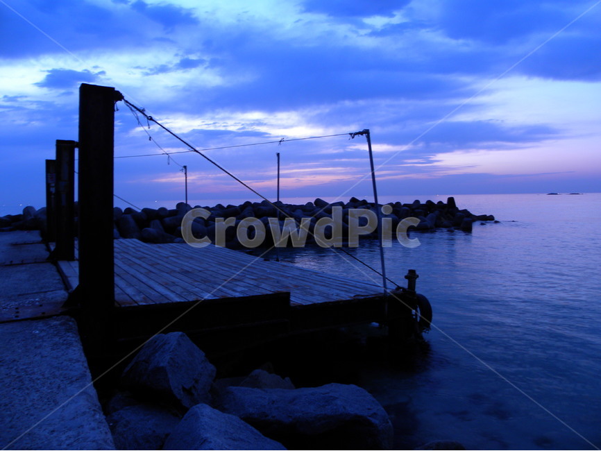 선착장,방파제,바다,정박,하늘,보라,보랏빛,dock,breakwater,seawall,sea,ocean,sky,새벽,새벽녘,황혼,백야,whitenight,dawn,daybreak,twilight,purple,자연,풍경,nature,landscape,실루엣,그림자,silhouette,shadow,water,물,waterfront,워터 프론트,port,포트,pier,교각