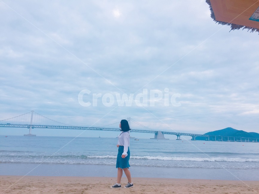 shorts,apparel,의복,clothing,person,human,여자,바다,다리,인간,사람,인물,인간,human,person,여성,여자,woman,female,lady