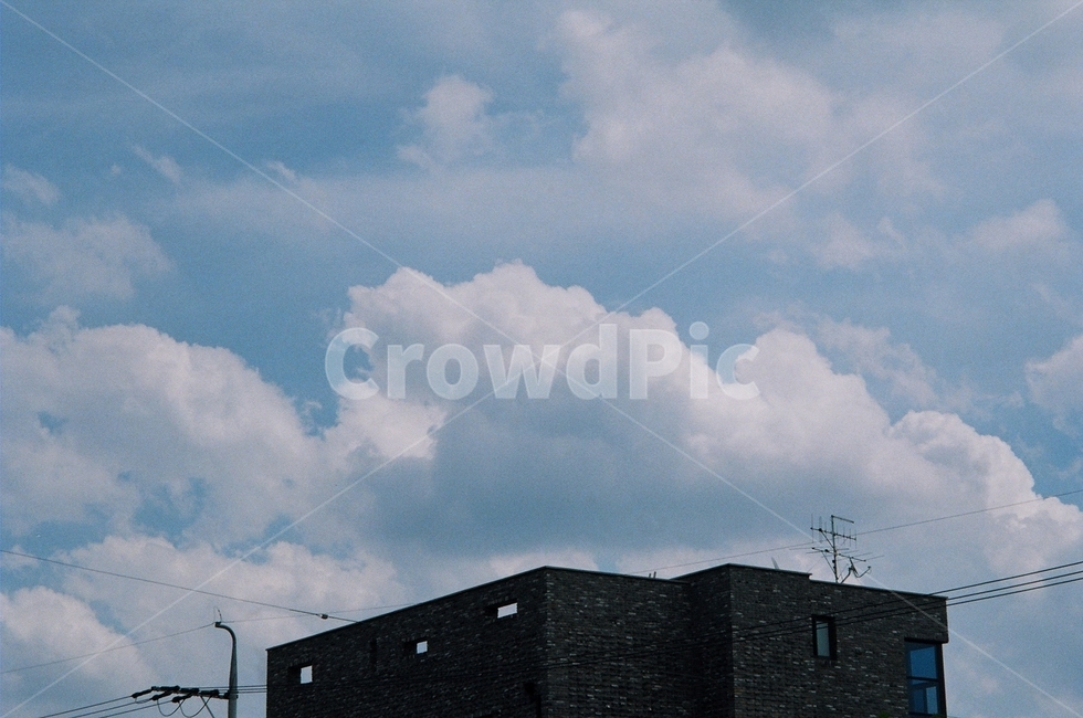 하늘,풍경,구름,자연,필름사진,파란색,blue,cloud,날씨,화창한,푸른하늘,하얀색,맑은하늘,솜사탕구름,감성,sensible,feeling,건축물,건물외관,exterior,building,structure,architecture,construction