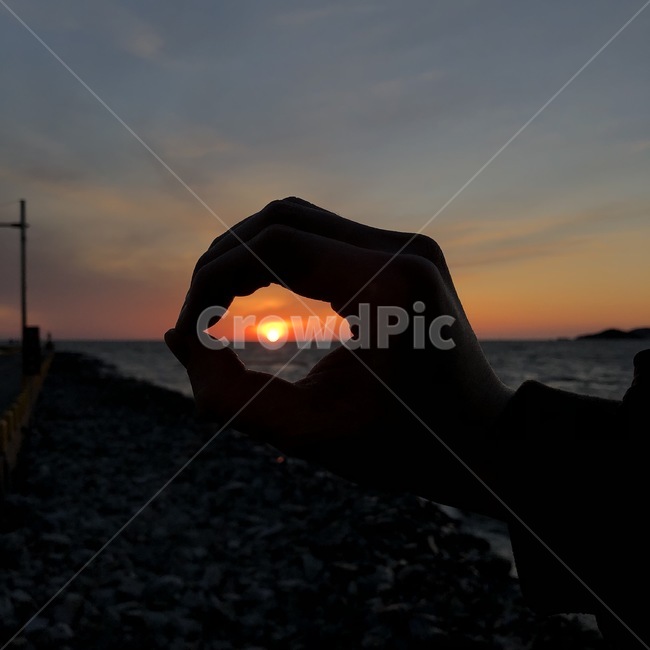 노을,저녁노을,하늘,바다,자갈,겨울,감성사진,태양,해질녘,sunset,손,손가락,저녁,일몰,해넘이,황혼