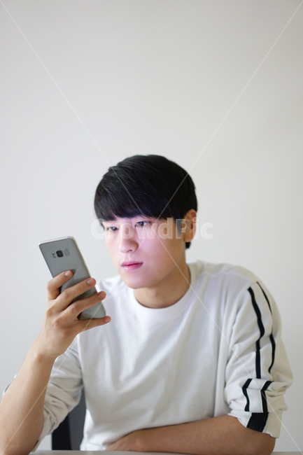 휴대폰,핸드폰,모바일,남성,남자,it,전자기기,전자제품,집중,시선,사람,인물,인간,human,person,남성,남자,man,male,정보통신기술,전자기기,전자제품,it,information,technology,electronic equipment