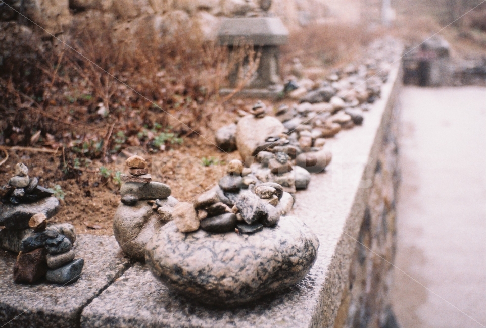 절,돌,돌탑,비오는날,필름사진,장성카메라,greratwellPF1,필름카메라,종교,신앙,religion,belief,faith,감성,sensible,feeling