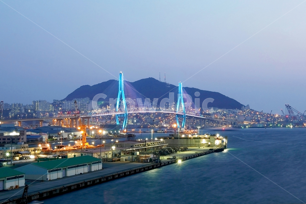 부산항대교,북항대교,사장교,야경,바다야경,부산야경,야간,노을,저녘,해안,바닷가,바다,밤바다,항만,관문,도로,대교,교량,교각,가로등,케이블,탑,시설물,구조물,부두,항구,수송,밤하늘,예쁜,황홀한,아름다운,매력적인,매혹적인,칼라,그라데이션,조명,빛,랜드마크,영도,섬,부산항,부산,매직아워