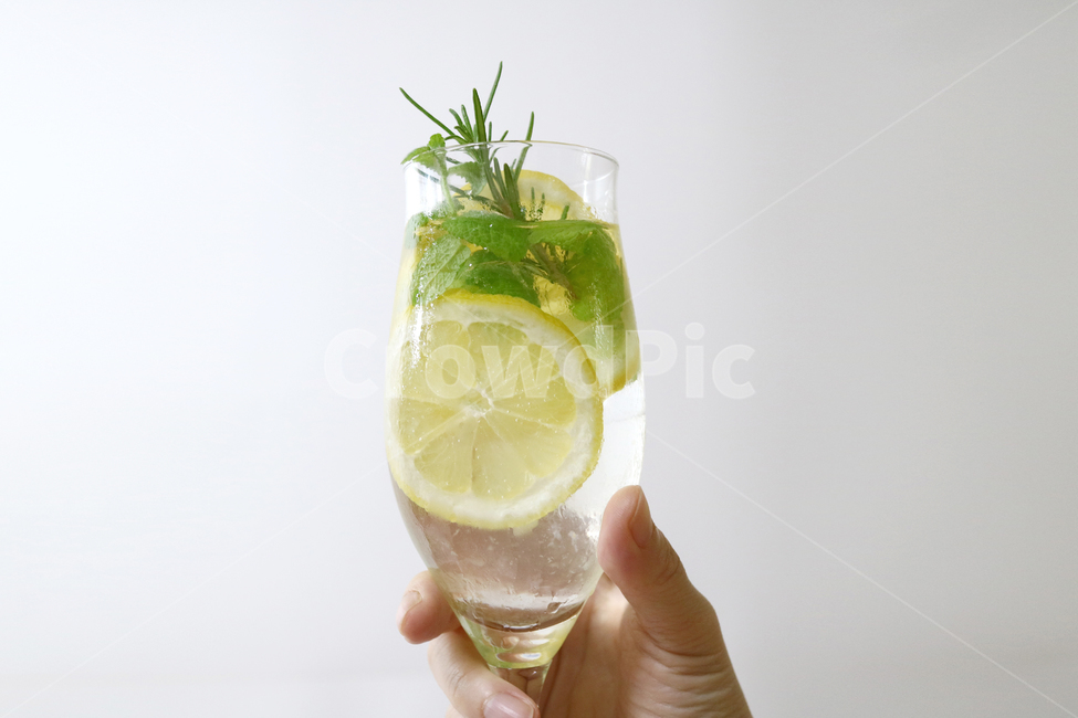음료수,얼음,드링크,음료,음식,식품,갈등,컵,오브젝트,누끼,시원한,모히토,칵테일,레몬,레몬에이드,허브,손,유리잔,음료수,drink,beverage,누끼,remove background