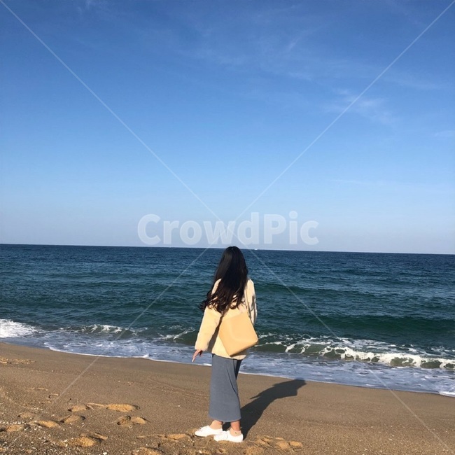 바다,여자,하늘,뒷모습,겨울바다,해변,바다,beach,sea,사람,인물,인간,human,person,여성,여자,woman,female,lady