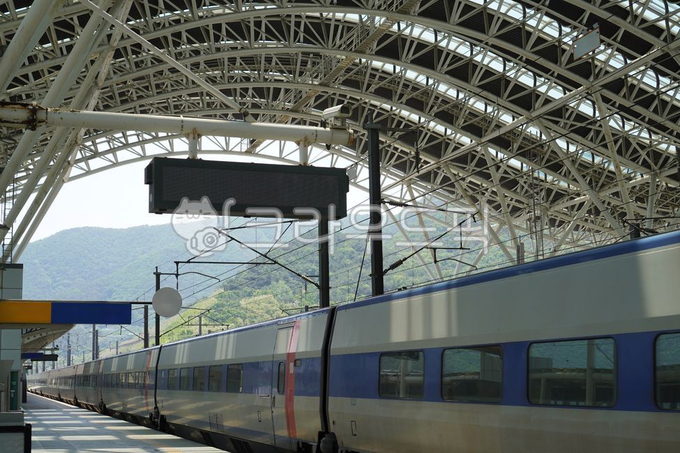 train,train station,roof,perspective,public transportation