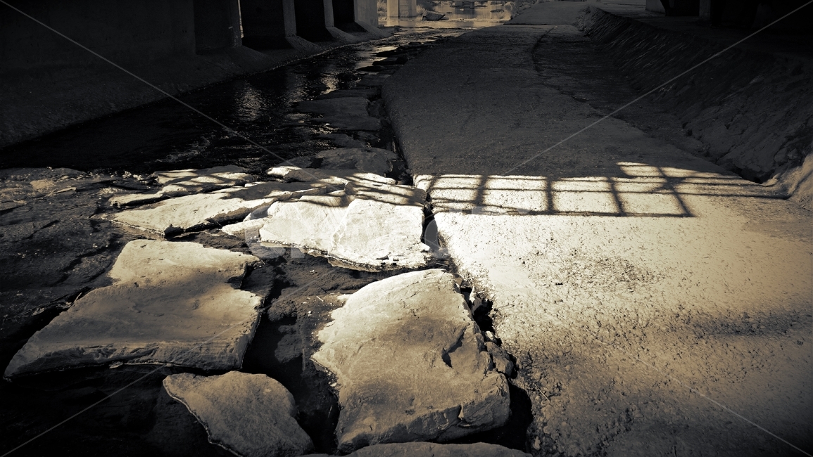 다리밑,하천,바위,그림자,흑백,shade,bridge,rocks,자연,풍경,nature,landscape,흑백,모노톤,monochrome,black and white,flagstone,판석,slate,슬레이트