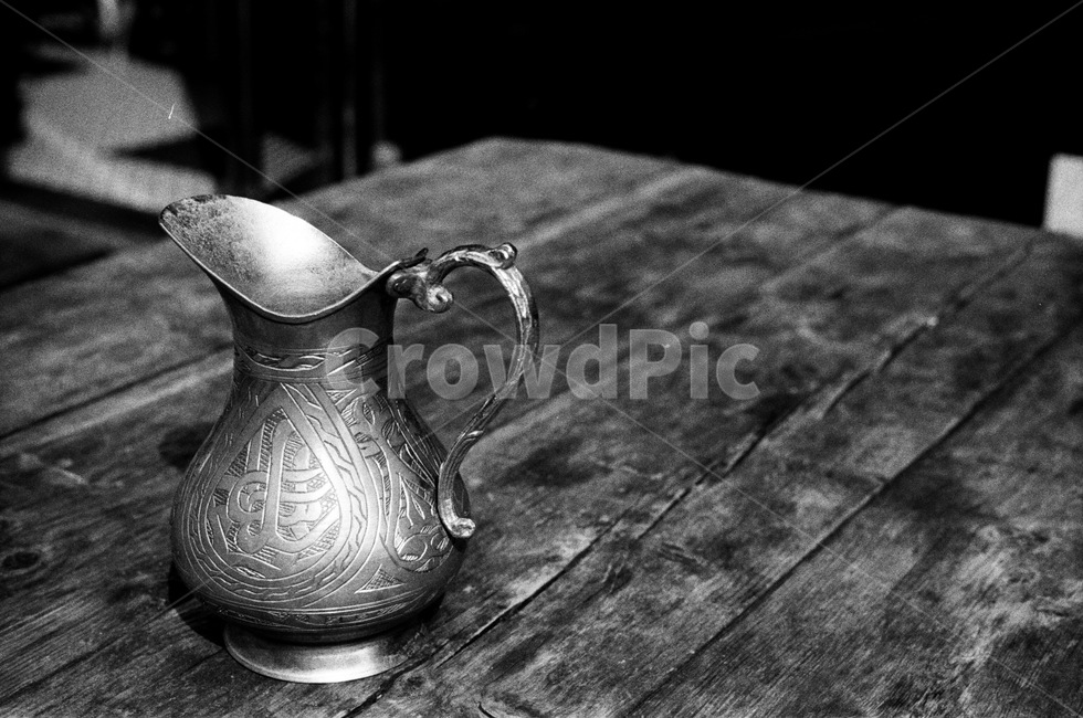 물병,흑백,병,테이블,카페,cafe,흑백,모노톤,monochrome,black and white,사물,물건,오브젝트,thing,object,matter