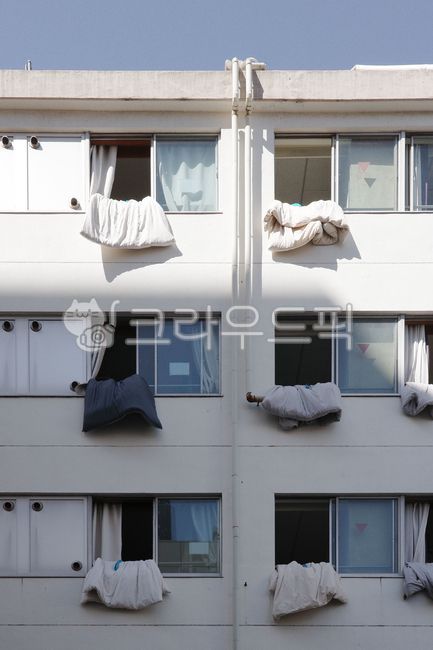 창문,커튼,이불,햇빛,건물,벽,파이프,그늘,흰색,베란다,천,아파트,구조,청소,환기,패브릭,외벽,그림자,정리,window,curtain,blanket,sunlight,building,wall,pipe,shade,white,balcony,cloth,apartment,rectangle,structure,clean,air,fabric,exterior,shadow,tidy