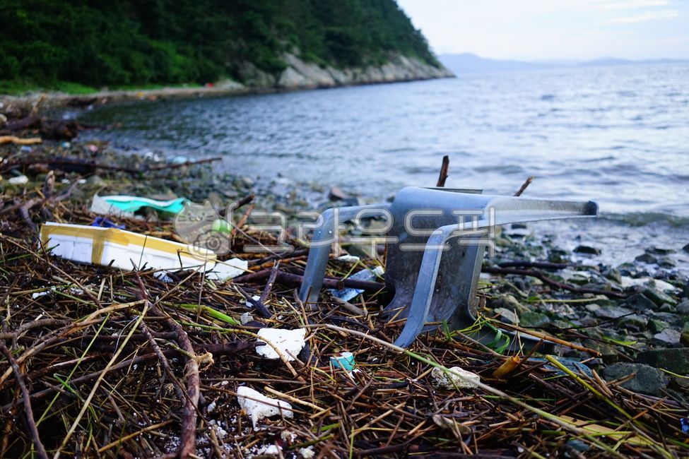 쓰레기,비,집중호우,장마,바다쓰레기,해안가,해안,해안쓰레기,chair,의자,furniture,가구,스티로폼,바다,쓰레기더미,복잡