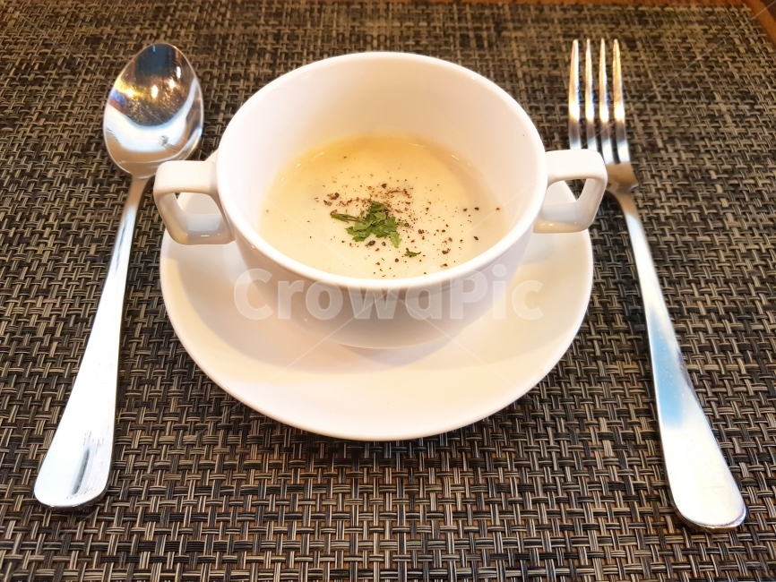 스프,숟가락,음식,식재료,식자재,옥수수,밀가루,노란,포크,테이블,천,패브릭,부드러운,파슬리,초록,녹색,그릇,접시,흰색,누끼,철,정돈된,정렬된,깔끔한,직물,교차,갈색,목재,나무,배경,오브젝트,음식,식재료,요리,food,cook,meal,dishes,food reserves