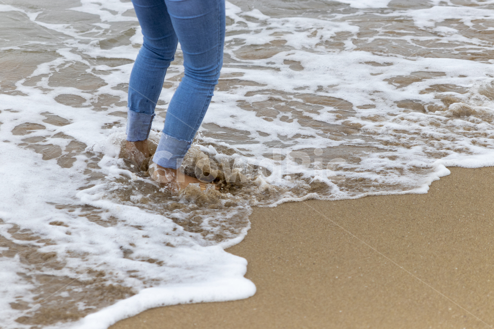 부산,송정,기장군,모래사장,모래해변,모래톱,해변,비치,물가,발밑,다리,발,인물,사람,여자,포트레이트,한국사람,1명,혼자,한명,1인,한사람,20대,야외,실외,낮,맑음,여름,여행,해외여행,국내여행,열대,바캉스,휴가,휴일,해안,바닷가,바다,해변가,자연,즐겁다,기분좋다,맨발,들어가다,신체일부,신체부위,백사장,한국,청바지,시원한,자연,풍경,nature,landscape,해변,바다,beach,sea,사람,인물,인간,human,person,신체일부,몸,body,pants,바지