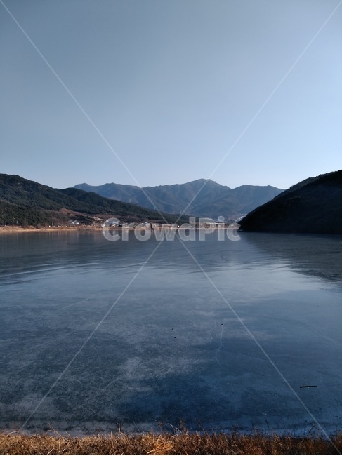 호수,얼음,산,구름없는하늘,겨울,겨울,계절,winter,season,자연,풍경,nature,landscape,outdoors,옥외,water,물