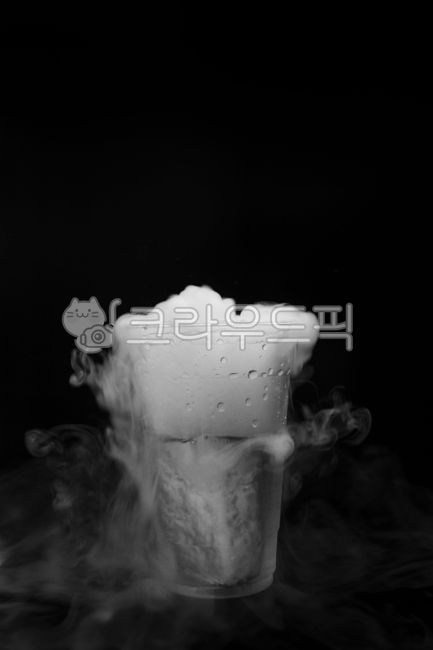 dry ice,cold,white smoke,cooling,cooling,cloud,gloomy,experiment,icicle,carbon dioxide,gas,solid,moisture,fog,water vapor,sublimation,frozen food,moist,moisture,cloudy,science,lump,lumpy,dryice