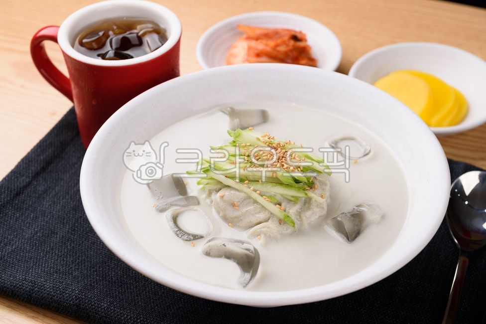 Korean food,Kongguksu,Black bean noodles,Seoritae Kongguksu,Black beans,Seoritae,Salty,Cool,Chewy,Rich,Cucumber,Ice,Healthy,Meal,Food,Kongguksu set meal