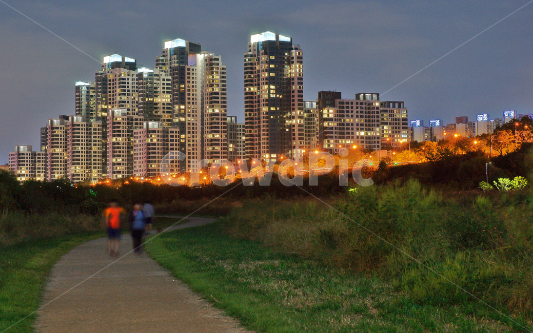 아크로리버판크,신반포,한강둔치,아파트,주상복합,강변,야경,밤,풍경,nightscape,night,landscape,도시,city,한국도시풍경,한국도시경관,korea cityscape,사람들,대중,군중,other people,crowd,building,건물,시티,town,urban,어반,high rise,고층 건물,downtown,도심