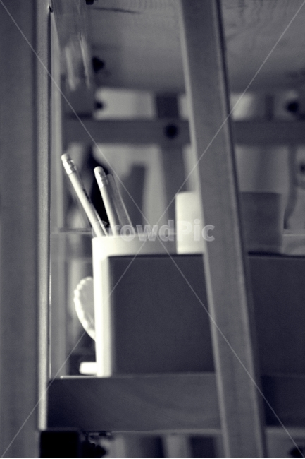 장식,인테리어,데코,연필,연필꽂이,가구,선반,furniture,shelf,흑백,모노톤,monochrome,black and white,학용품,문구류,사무용품,school supplies,stationery,office supplies