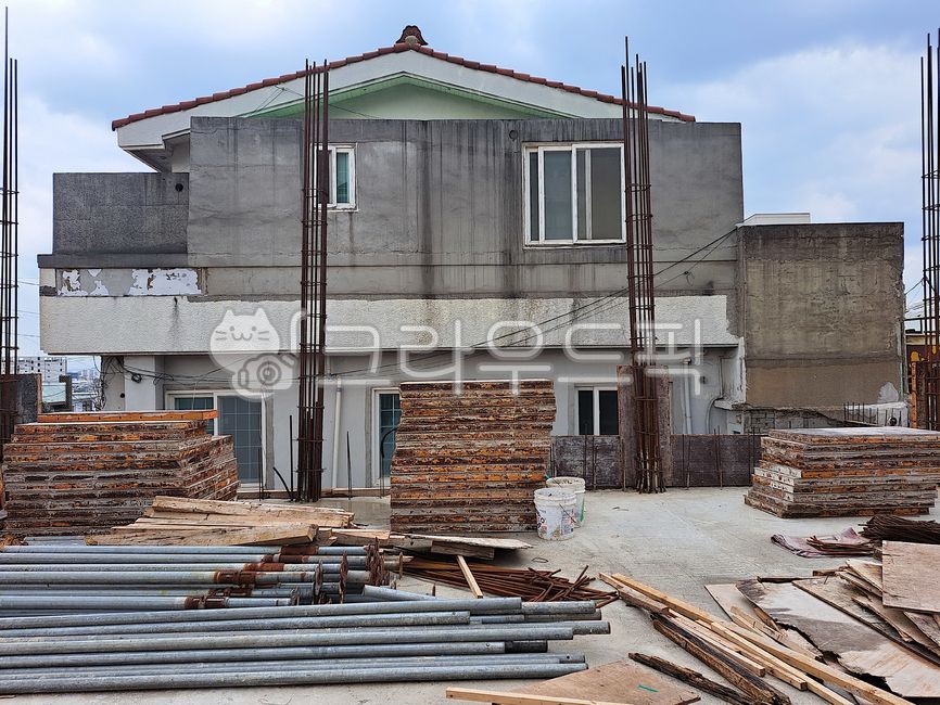 concrete,iron frame,Fracture,construct,construction materials,house,building,housing construction,iron pipe,material,Construction site,reconstruction,construction,pipe,wood,timber,architecture