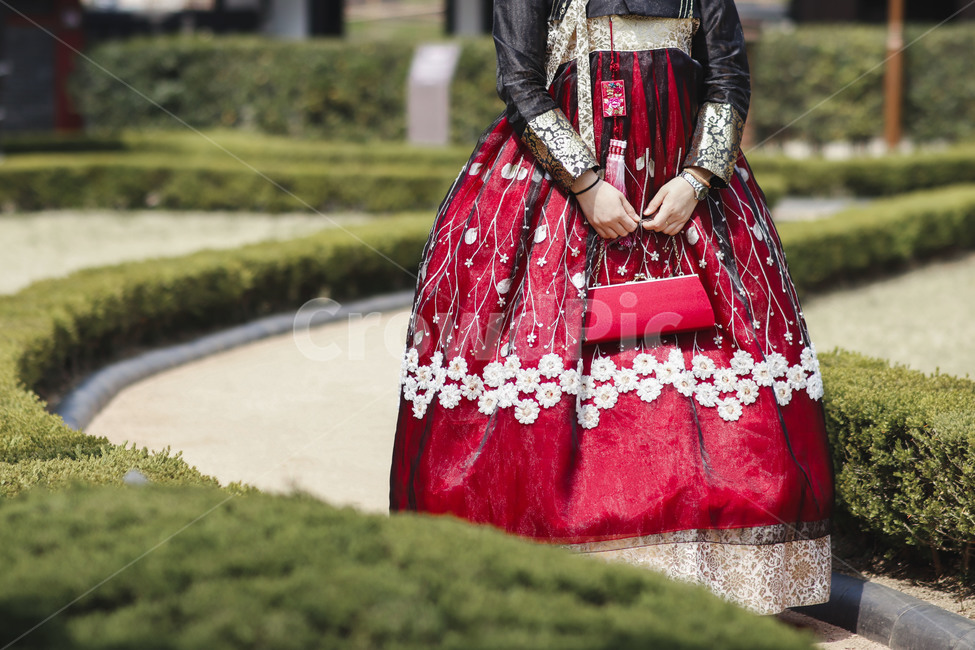 한복입은여자,두손모은여자,한복차림,빨간한복,기다림,한복,한국전통의상,hanbok,korean traditional clothes,사람,인물,인간,human,person,여성,여자,woman,female,lady