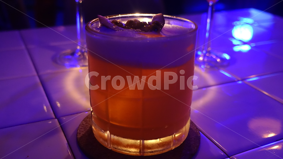 칵테일,꽃병,술,알콜,음료,오렌지,orange,cocktail,alchol,drink,beverage,네온,술집,bar,네온불빛