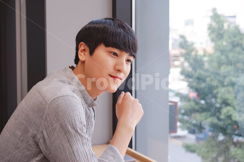 남성,남자,인물,표정,창문,미소,웃음,청년,사람,인물,인간,human,person,얼굴표정,facial expression,face,남성,남자,man,male,감정표현,기분,feeling,emotion,감성,sensible