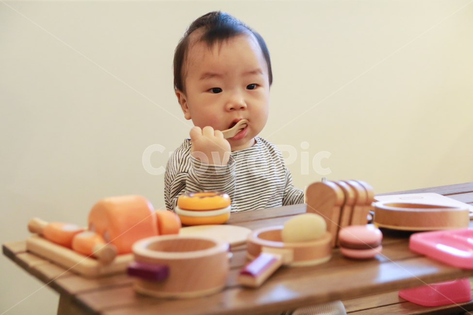 아기,육아,남자아이,캠핑,장난감,완구,남자아기,캠핑놀이,놀이,목재,나무,테이블,음식,그릇,포크,표정,얼굴,재미,귀여운,작은,사랑스러운,어린,어린시절,어린이,토이,교구,조리기구,개구쟁이,장난꾸러기,베이비카페,키즈카페,호기심,안전한,가족,사람,인물,모델,사람,인물,인간,human,person,영유아,아기,애기,아이,infants,baby