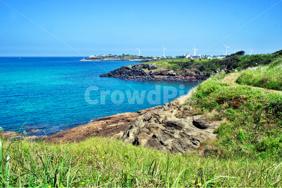 용수리포구,퇴적암,올레12코스,제주도,서귀포시,바다,풍력발전,자연,풍경,nature,landscape,land,땅,outdoors,옥외,shoreline,해안선,water,물,sea,ocean,대양,promontory,곶,coast,연안