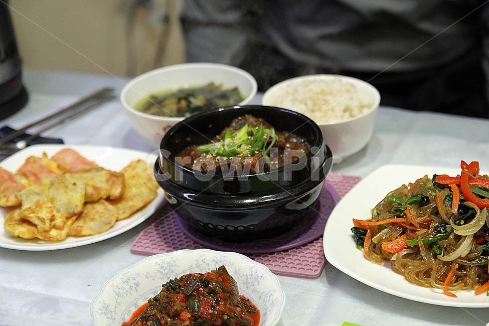 birthday,spinach,egg,onion,fried food,dining table,soy sauce,whole drumstick,plate,green onion,air,bowl,Korean food,protein,fat,carrots,cooking,vermicelli,seafood,sesame salt,noodles,cucumber cabbage,sesame oil,jeon,Korean beef,eating,rice,Japchae,food,fe