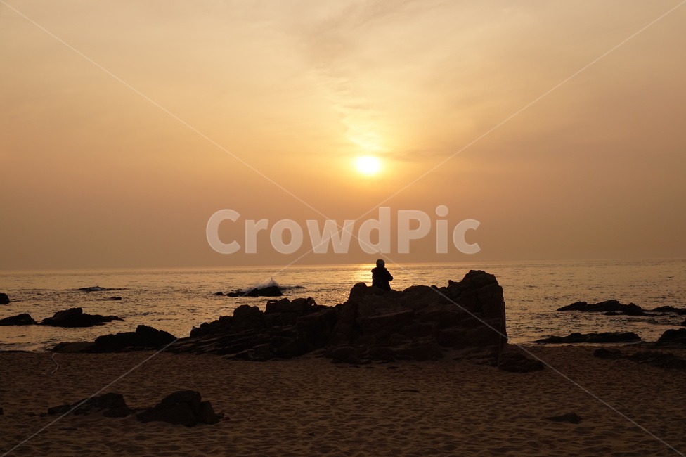 해돋이,일출,바다,노을,일몰,해변,바다,beach,sea,사람,인물,인간,human,person,인물실루엣,사람실루엣,character silhouette,human silhouette,여행,휴가,traveling,vacation,trip,nature,자연,outdoors,옥외,dawn,새벽,dusk,황혼,sunset,red sky,붉은 하늘,sky,하늘,sunlight,햇빛